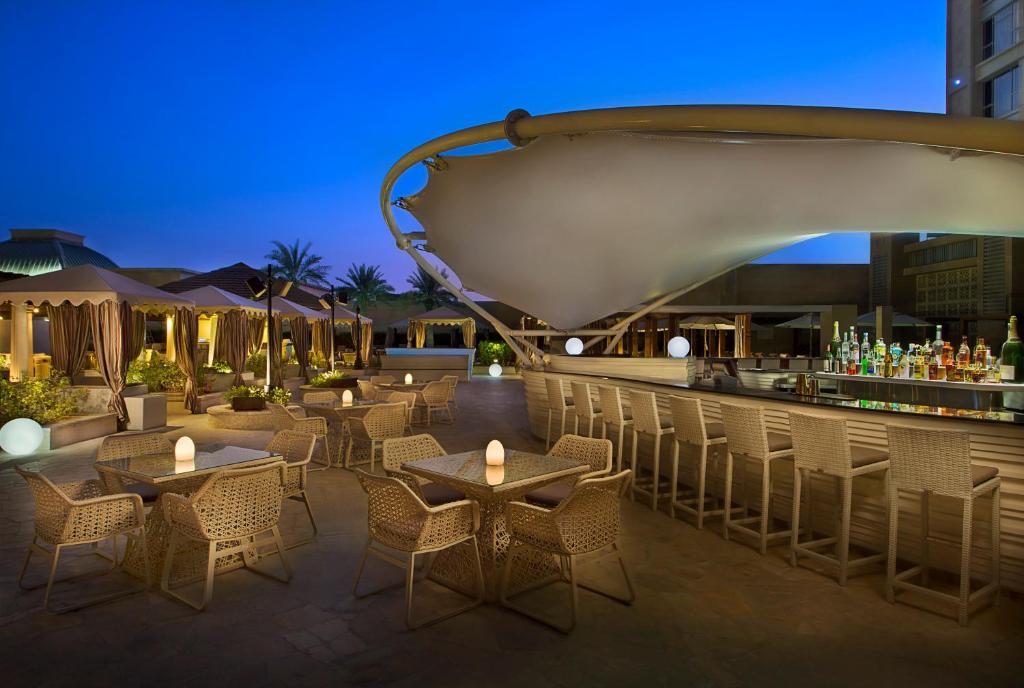 الطعام والشراب في فندق هيلتون الحبتور دبي