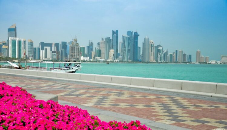 كورنيش الدوحة مكان جميل للمشي والاسترخاء والاستمتاع بالمناظر الخلابة للمدينة ومن أفضل أماكن سياحية في قطر للعوائل