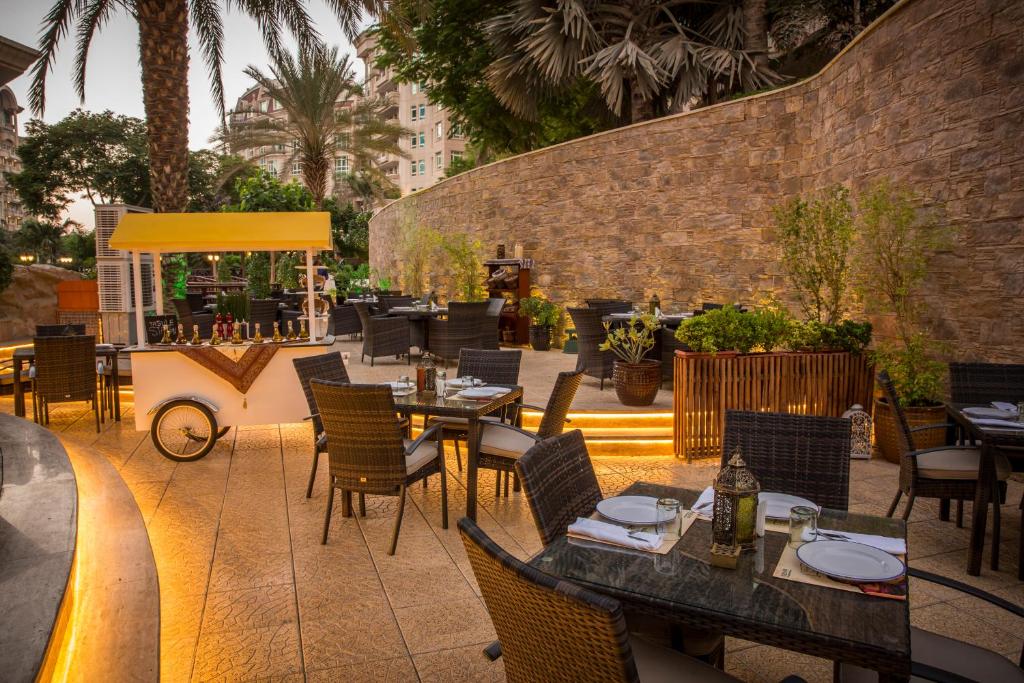 الطعام والشراب في فندق روضة المروج دبي