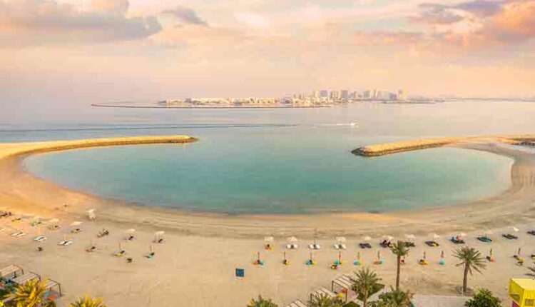شاطئ مراسي البحرين من أجمل أماكن سياحية بالبحرين للعائلات
