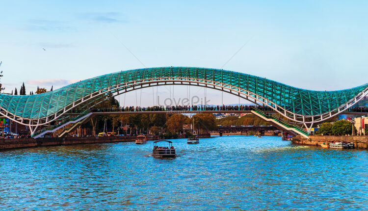 جسر السلام تبليسي هو جسر للمشاة يربط بين ضفتي نهر تبليسي