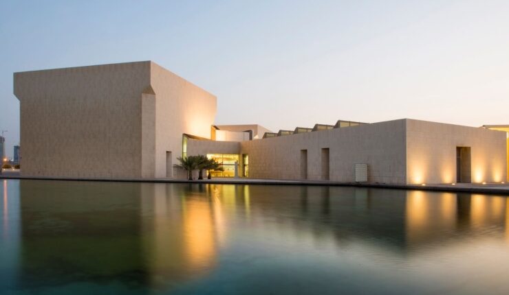 متحف البحرين الوطني من أفضل معالم سياحية في البحرين.