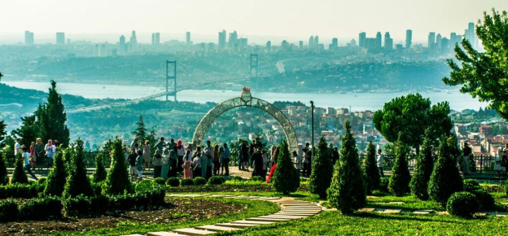 تل العرائس واحدة من اجمل حدائق اسطنبول السياحية