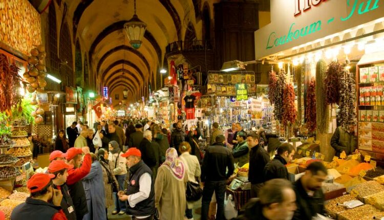 يحتل السوق المصري اسطنبول المرتبة الأولى بين بازارات في اسطنبول