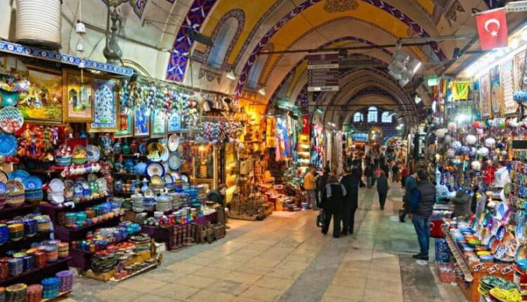 سوق الجمعة هو أحد أهم سلسلة اسواق شعبية في اسطنبول