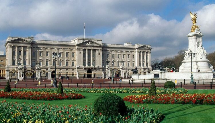 قصر باكنجهام من أشهر معالم لندن السياحية  