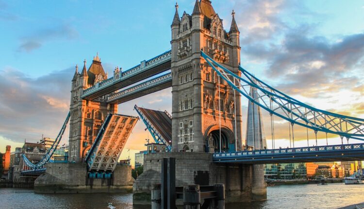 جسر البرج لندن من اشهر واجمل معالم لندن
