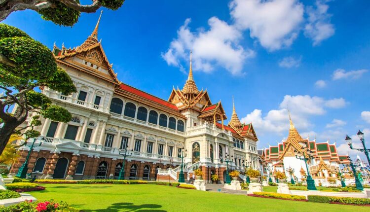 القصر الكبير عبارة عن مجمع من المباني الجميلة يقع في العاصمة التايلاندية بانكوك. تم بناؤه في عهد الملك راما الأول عام 1782 ، عندما تم نقل العاصمة من ثورنبيري إلى بانكوك
