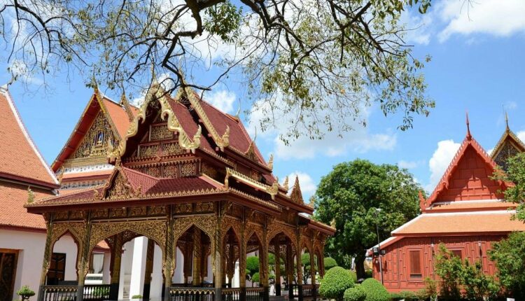 إذا كنت مهتمًا بالتاريخ التايلاندي، فتأكد من زيارة متحف بانكوك الوطني أحد أجمل متاحف بانكوك، يقع هذا المتحف بالقرب من القصر الكبير