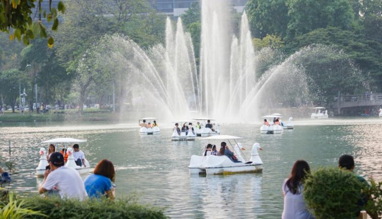 هي حديقة عامة جميلة تبلغ مساحتها 57 هكتارًا في بانكوك، وتضم مساحات شاسعة وملاعب مما يجعلها من أفضل حدائق بانكوك للتنزه مع العائلة أو الأصدقاء