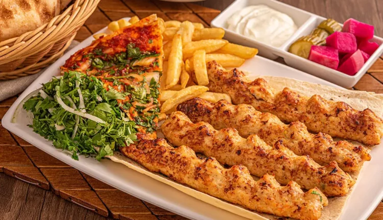مطعم الخيمة هو مطعم لبناني في بانكوك، يقع في شارع العرب في بانكوك، يقدم المطعم مجموعة متنوعة من الأطباق الحلال مثل الكباب والبرياني والروبيان المشوي والشيش طاووق وكبد الدجاج