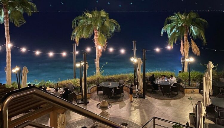 مطعم لاجونا الخبر من مطاعم مطله على البحر في الخبر
