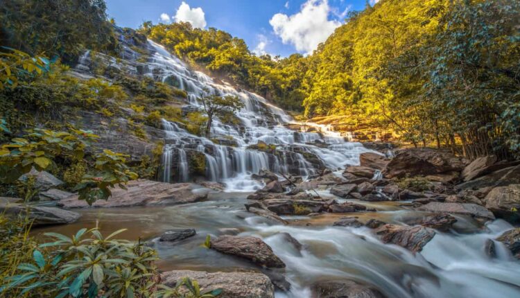 يعد شلال ماي يا واحد من أجمل الشلالات في شنغماي ويقع داخل حديقة ديو الوطنية، وهو وجهة سياحية مهمة للغاية في شنغماي