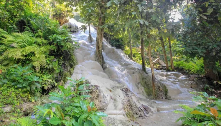 يقع شلال بوا تونغ علي بعد نصف ساعة من شنغماي، في محمية غابة ماي تاينج الوطنية