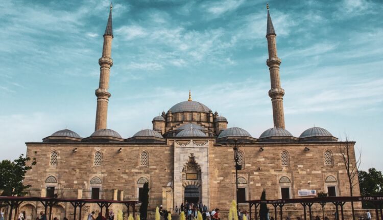 مسجد الفاتح إسطنبول من أروع المساجد الأثرية في إسطنبول 