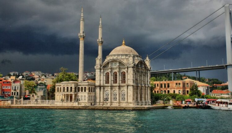مسجد أورتاكوي إسطنبول واحد من أهم وأشهر مساجد إسطنبول التاريخية