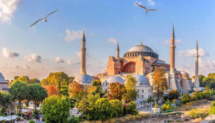 مسجد آيا صوفيا إسطنبول  من أحد أهم المساجد الأثرية في إسطنبول والعالم