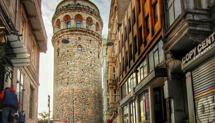 برج غلطة إسطنبول يقع ضمن أشهر الأماكن في إسطنبول.