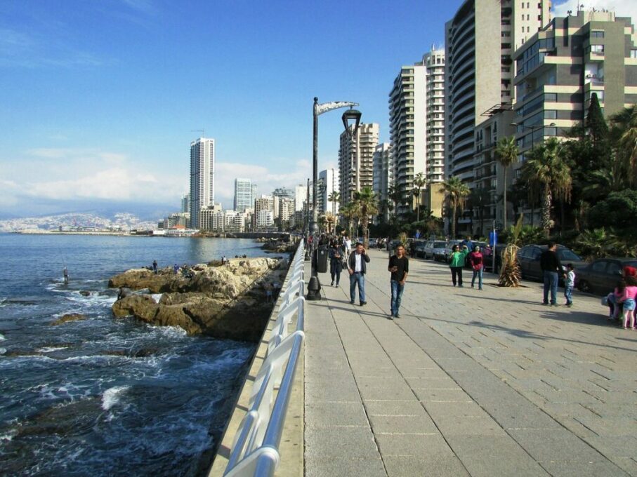 كورنيش بيروت من أهم وجهات السياحة في بيروت للشباب
