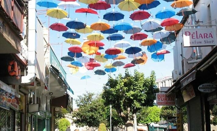 شارع المظلات في أنطاليا 
