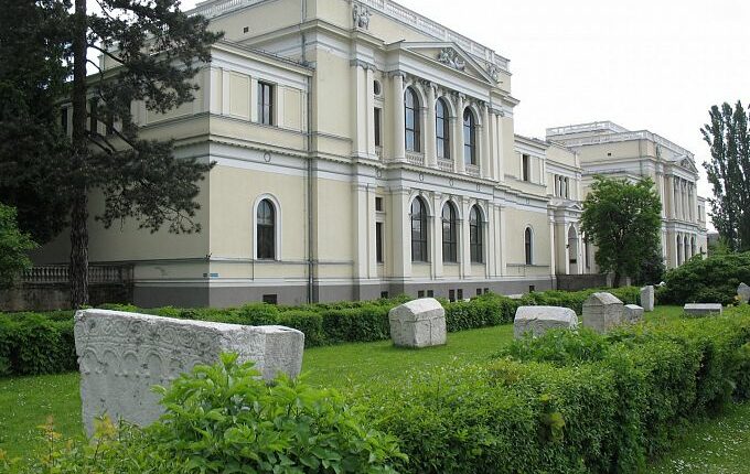 يعرف المتحف الوطني للبوسنة والهرسك من ضمن أشهر وأكثر المعالم السياحية في سراييفو شهرة وشعبية 