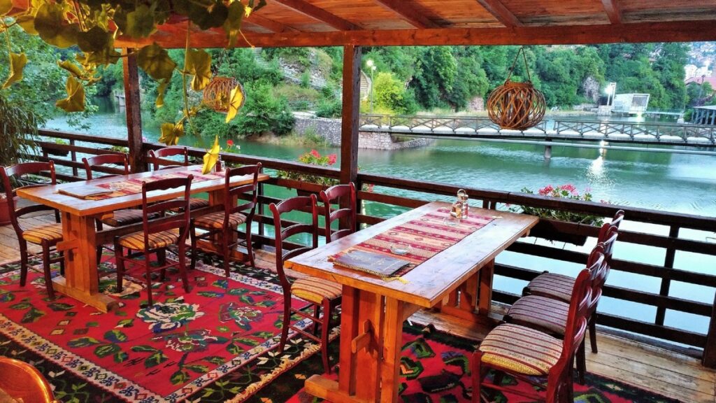 يعرف مطعم المياه الصحية سراييفو  بأنه من أكثر المطاعم الحلال في سراييفو شهرة وشعبية