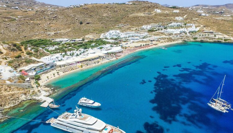 شاطئ بارادايس ميكونوس من أبرز أماكن السياحة في ميكونوس