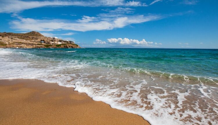شاطئ فتيليا ميكونوس من أفضل أماكن السياحة في ميكونوس