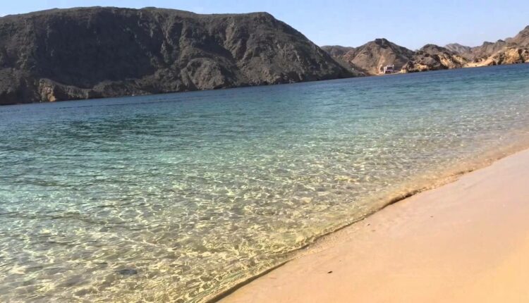 شاطئ الخيران مسقط من أبرز أماكن السياحة في سلطنة عمان