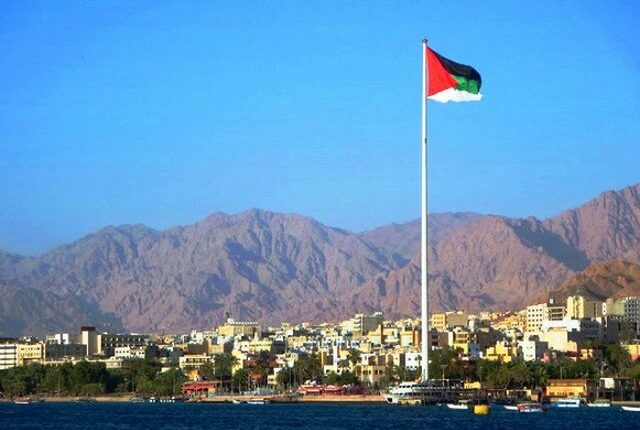 شاطئ ساحة الثورة العربية الكبرى من أفضل الأماكن السياحية في الأردن