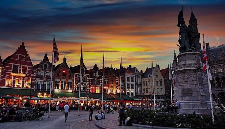ميدان السوق الكبير أحد أماكن سياحية في بروج بلجيكا
